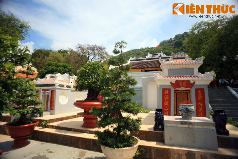 Các ngôi mộ này đều được xây bằng hợp chất ô dước - loai vật liệu cao cấp chỉ dùng để xây lặng mộ vua chúa, quý tộc thời xưa. Phía trước ba ngôi mộ là bình phong có đắp chữ Hán. Phía chân các ngôi mộ đều có bi kí.