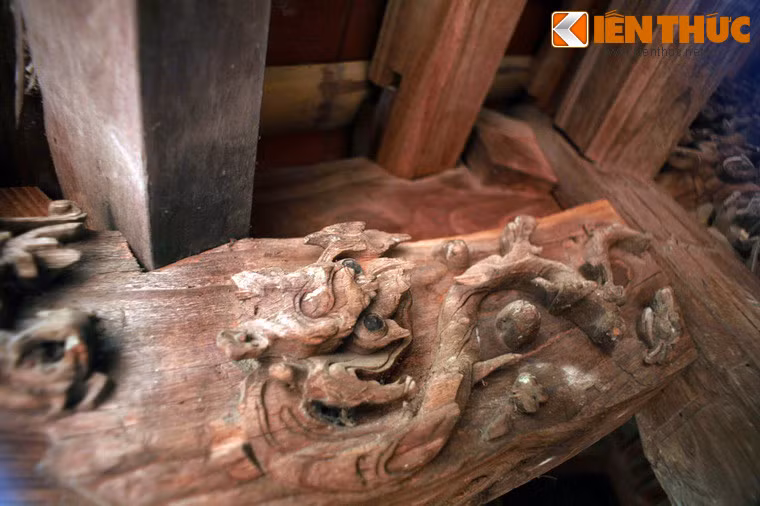 Hoa văn trang trí trên các kết cấu gỗ của ngôi nhà rất tinh xảo, chủ đề gồm tứ linh là long, ly, quy, phượng và tứ quý gồm tùng, trúc, cúc, mai. Trong nghệ thuật kiến trúc dân gian điều này hàm ý sự hòa hợp giữa đất, trời, sự trường thọ bền vững, cao sang và an lạc.