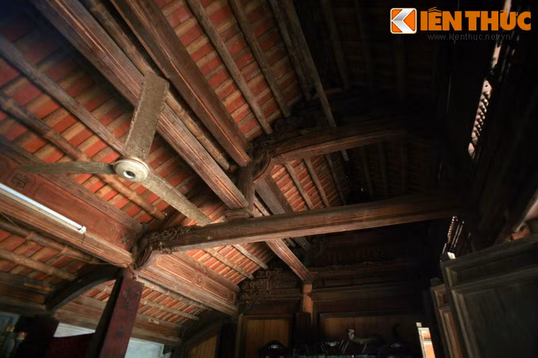 Hầu hết khung nhà, cột, chèo, cửa… đều được làm bằng những loại gỗ quý, trong đó gỗ xoan được sử dụng nhiều nhất bởi có đặc tính nhẹ, ít mối mọt. Mỗi họa tiết hoa văn, hình điêu khắc trên các vì kèo đều có ý nghĩa riêng của nó và không trùng lặp mà luôn đối hướng, đối xứng.