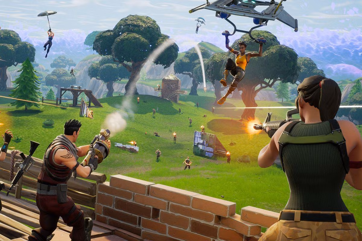 1. Fortnite. Đây là một tựa game rất nổi tiếng trên cả nền tảng PC lẫn di đông. Là một game mang phong cách đấu trường sinh tồn, với tính thẩm mỹ rất cao, mang hơi hướng đồ họa của những trò chơi điện tử kinh điển. Với cách thức tiếp cận người chơi gần gũi và các bản cập nhập về vũ khí, nhiệm vụ, chế độ chơi mới hàng tuần... Không có gì lạ khi Fortnite đang là một game iPhone hot hơn bao giờ hết. Phiên bản di động thậm chí còn cho phép chuyển đổi các vật phẩm của người chơi từ bảng điều khiển và phiên bản PC. 