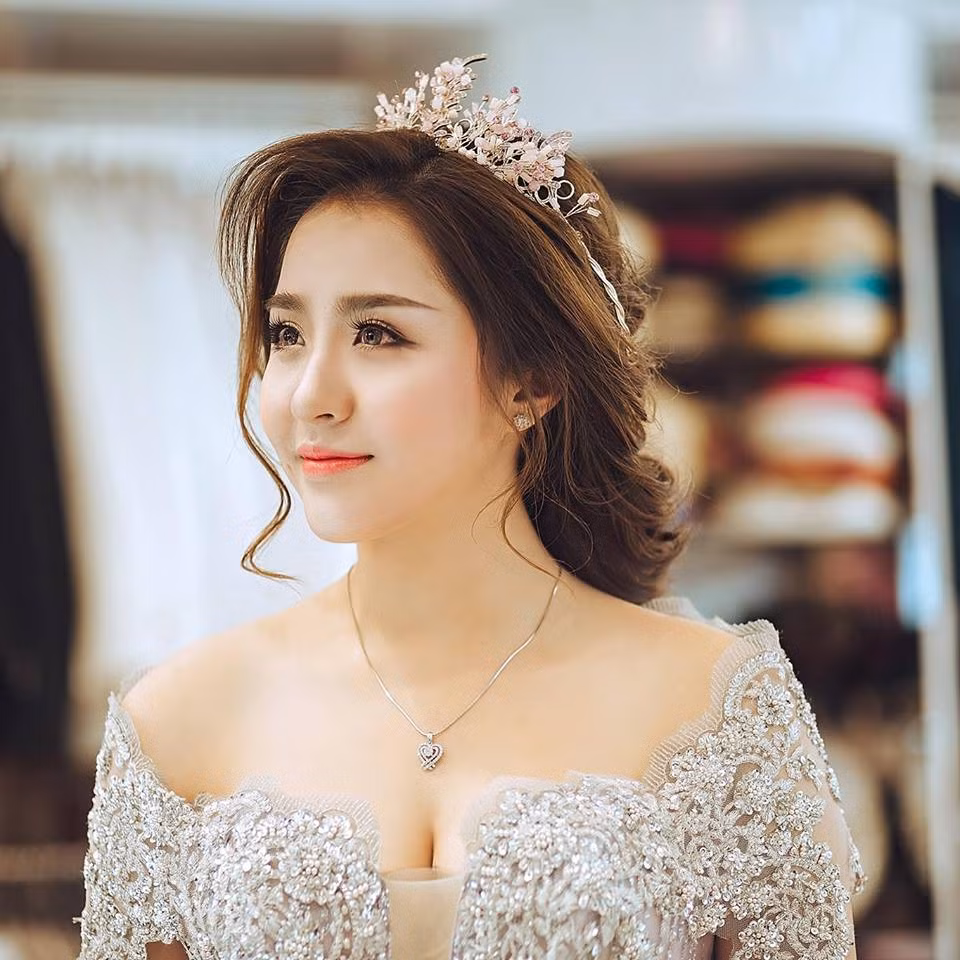 Từ chối cách gọi "vợ chồng đại gia" của nhiều người dành cho mình và anh Quang Đông, chị Mai cho rằng vợ chồng anh chị chỉ là những người kinh doanh bình thường. Chuyện anh Đông tặng vợ siêu xe cũng là bởi bản tính thương vợ, thích chiều chuộng và dành mọi thứ tốt đẹp nhất cho vợ mà thôi. Việc tặng món quà sinh nhật giá trị lớn như vậy cũng không phải để khoe khoang, những bức ảnh về chiếc xe BMW xuất hiện trên mạng sau đó cũng hoàn toàn là tình cờ.