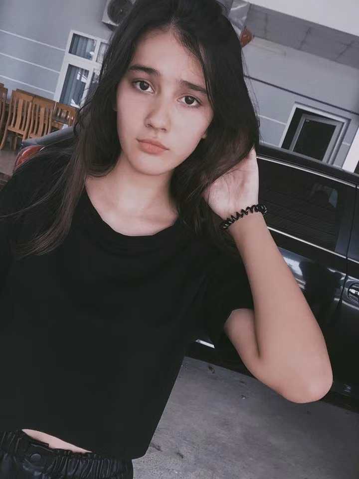 Khuôn mặt của Laura Dương nổi bật với đôi mắt to tròn long lanh cùng sống mũi cao cực Tây, kết hợp hài hòa với nhiều đường nét đậm chất Á đông như đôi lông mày siêu chuẩn hay đôi môi nhỏ xinh. Laura Dương còn sở hữu làn da nâu rám nắng rất khỏe khoắn và là cái "mốt", "chuẩn mực vẻ đẹp hiện đại" mà nhiều cô gái trẻ khác đang khao khát có được.