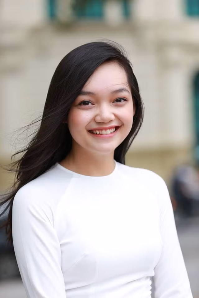 Trần Mỹ Linh , cô nàng xinh đẹp, học giỏi bất ngờ nổi tiếng khi được là người vinh dự tặng hoa cho tổng thống Obama. Mỹ Linh hơn tân Hoa hậu Việt Nam 2016 1 tuổi, năm nay cô 21 tuổi đang là sinh viên ngành Ngôn ngữ học, Đại học Khoa học xã hội và Nhân văn.