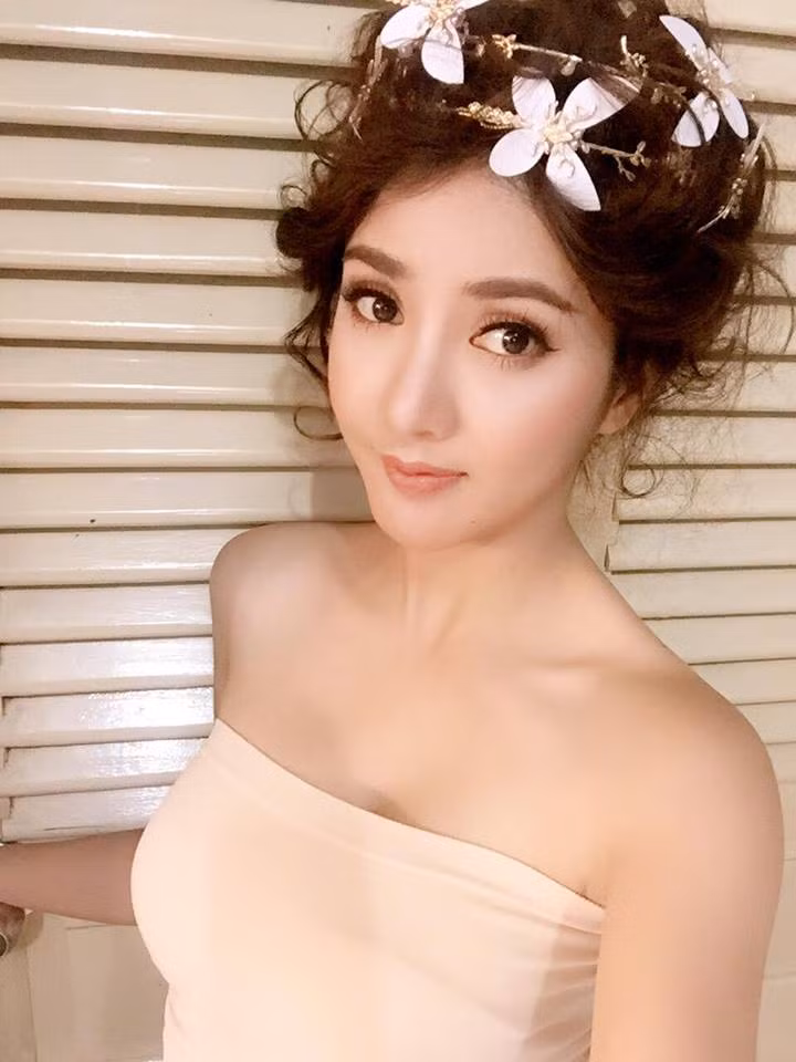 Linh Napie thường xuyên đóng các MV với các ca sỹ nổi tiếng như: Lý Hải, Hồ Quang Hiếu, Chi Dân. Khuôn mặt lai Tây, người đẹp sinh năm 1991 đang có lượng người hâm mộ hùng hậu trên mạng xã hội.