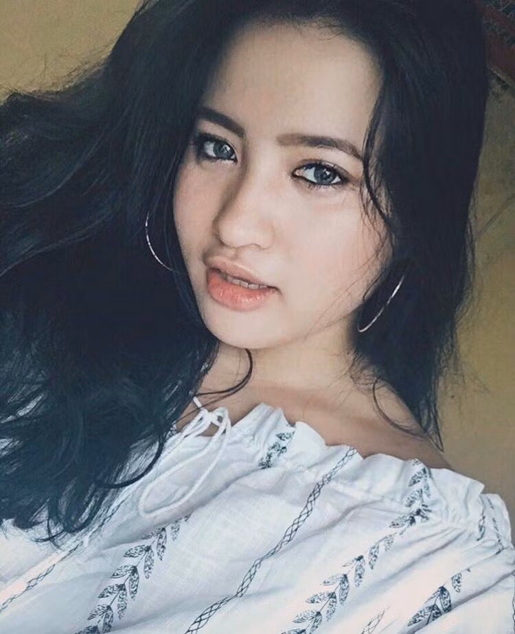 Có thể thấy, bên cạnh vẻ đẹp tự nhiên vốn có, mỗi khi lên hình Bella cũng chuẩn bị khá kỹ lưỡng cho khâu trang điểm. Đôi môi và đôi mắt được cô bạn đặc biệt chú trọng, trang điểm kỹ để tạo điểm nhấn. Nhờ vậy mà các bức ảnh của Bella đều nhận được nhiều lời khen ngợi từ bạn bè.