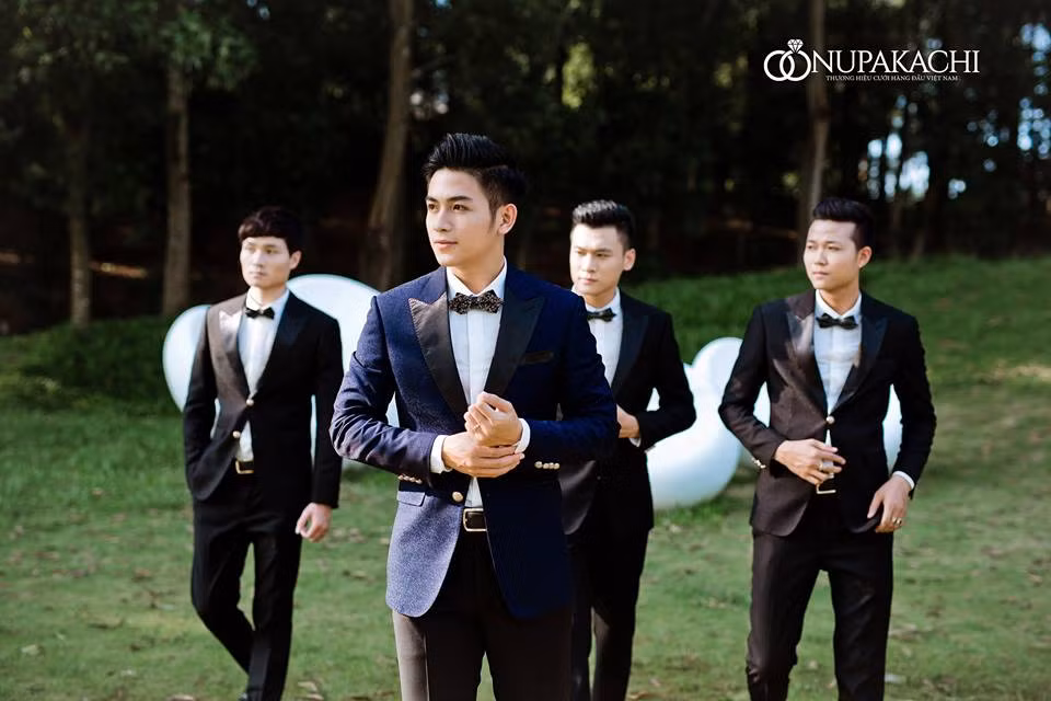 Chú rể hot boy 9X Hải Dương diện bộ vest bảnh bao bên dàn phù rể mỹ nam khiến không ít cô gái trẻ khóc ròng vì tiếc nuối. Ảnh trong bài: Nupakachi Photography.