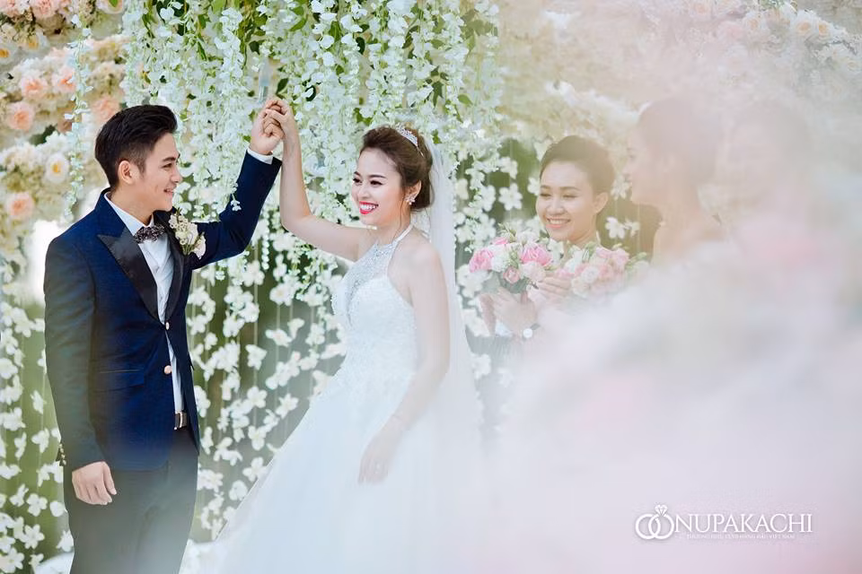 Bộ ảnh cưới giống như một câu chuyện ngôn tình ngoài đời thực giữa chàng hoàng tử đẹp trai và nàng lọ lem xinh đẹp. Cô dâu Bích Hằng mỉm cười hạnh phúc trong ngày vu quy sau những đoạn ký ức buồn trong quá khứ.