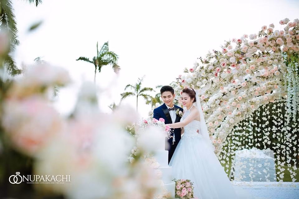 Có thể thấy, tuy tuổi tác chênh lệch nhưng khi đứng cạnh nhau, chú rể Hải Dương và cô dâu Bích Hằng lại vô cùng đẹp đôi và quan trọng hơn cả đó là người ta cảm thấy niềm hạnh phúc ánh lên trong đôi mắt họ dành cho nhau.