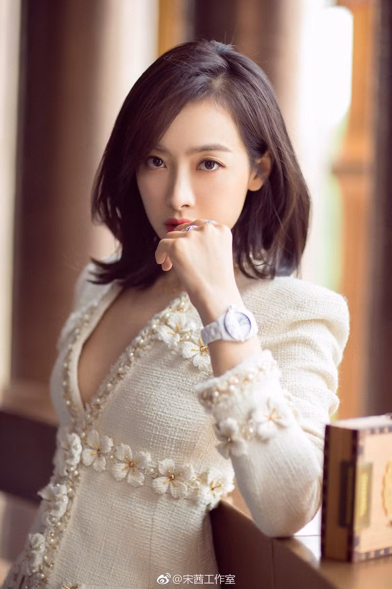 Cô nổi bật với vai trò diễn viên và trở thành gương mặt quen thuộc với khán giả quê nhà qua loạt phim "Cô nàng ngổ ngáo" (2016), "Đám cưới bạn thân" (2016), "Phản chuyển nhân sinh" (2017), "Thượng cổ tình cả" (2017), "Kết ái: Mối tình đầu của đại nhân thiên tuế" và "Ánh trăng không hiểu lòng tôi" (2018)...