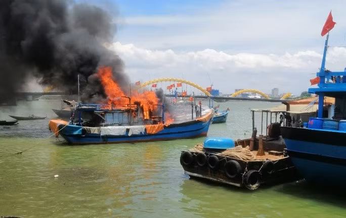  Hai tàu cá cháy rụi ở sông Hàn: Trưa 30/6, một tàu đánh cá do ông Võ Thiết (SN 1962, trú quận Sơn Trà) làm chủ bất ngờ bốc cháy gần bờ đông sông Hàn, khu vực phường An Hải Tây, quận Sơn Trà. Con tàu cháy lớn, nhanh chóng lan sang tàu đang neo đậu bên cạnh. Sau 30 phút đám cháy đã được lực lượng chức năng TP Đà Nẵng khống chế.