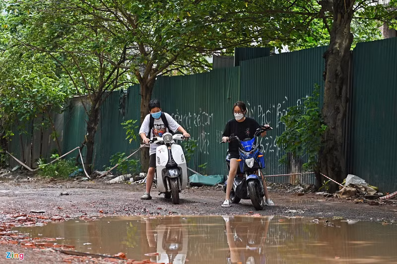 Vũng nước lớn khiến 2 bạn trẻ phải dè chừng.