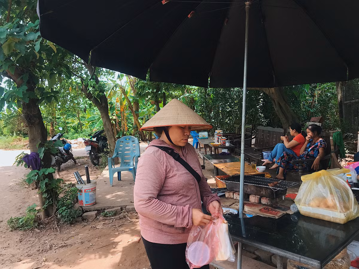Người dân sống ở đây cho biết: "Nước đang rút dần, em mà xuống đây cách mấy hôm là nước ngập hết con dốc, không đi được".