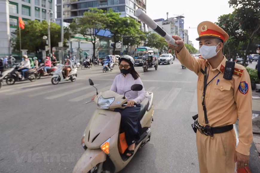 Lực lượng cảnh sát giao thông liên tục nhắc nhở và điều hướng phương tiện di chuyển theo hướng dẫn