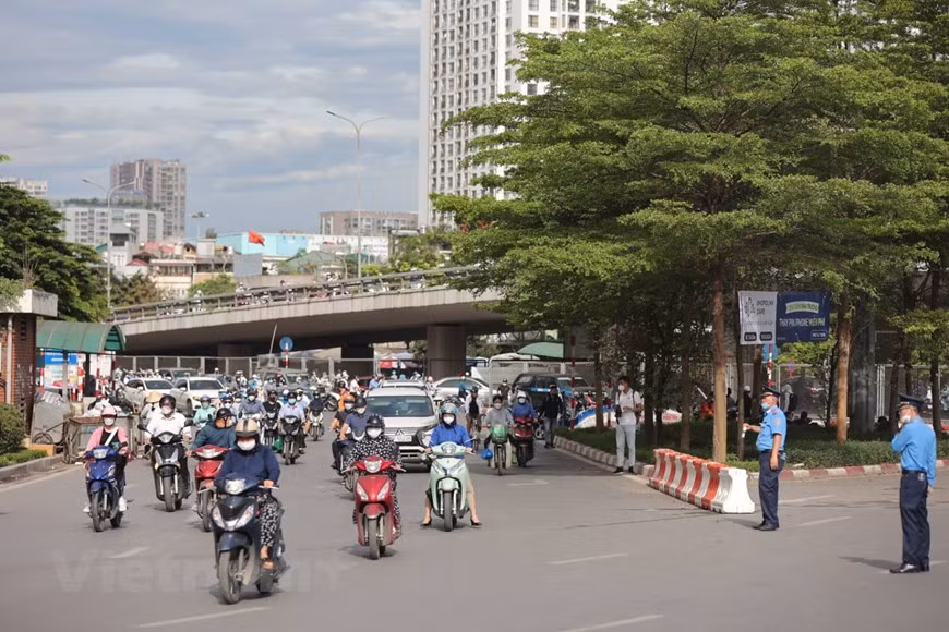 Đối với nút giao Ngã Tư Sở, cấm phương tiện đi thẳng, rẽ trái dưới gầm cầu Ngã Tư Sở theo hướng Nguyễn Trãi đi Tây Sơn, đường Láng. Phương tiện sẽ phải rẽ phải ở Trường Chinh sau đó quay đầu ở điểm mở cách Ngã Tư Sở 700 m và rẽ phải đi Tây Sơn hoặc đi thẳng để sang đường Láng.