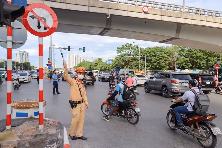 Các phương tiện bị cấm rẽ trái, quay đầu sang đường Hoàng Minh Giám mà phải đi thẳng qua nút này và quay đầu tại điểm gần nút giao Trần Duy Hưng - Khuất Duy Tiến.