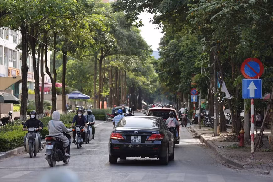 Theo ghi nhận, mặc dù đã có biển chỉ dẫn nhưng các phương tiện vẫn di chuyển ngược xuôi.