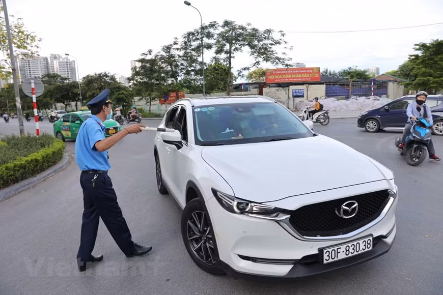 Lực lượng chức năng tại nút giao này hướng dẫn phương tiện di chuyển theo lộ trình khác và tuyên truyền về thay đổi phân luồng.