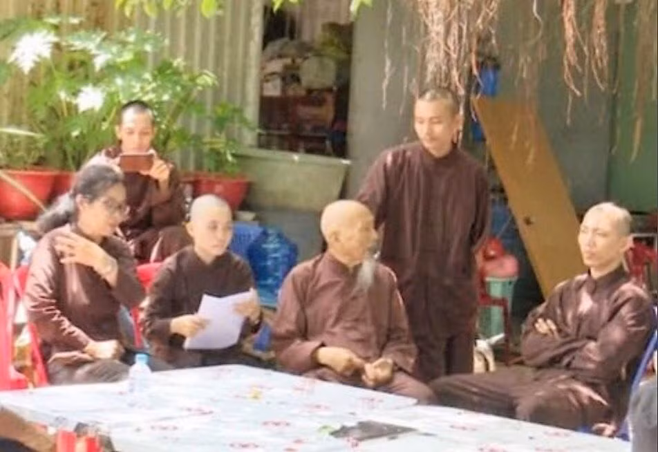 Tiết lộ lý do đệ tử quỳ lạy, tôn sùng Lê Tùng Vân Tiet lo ly do de tu quy lay, ton sung Le Tung Van