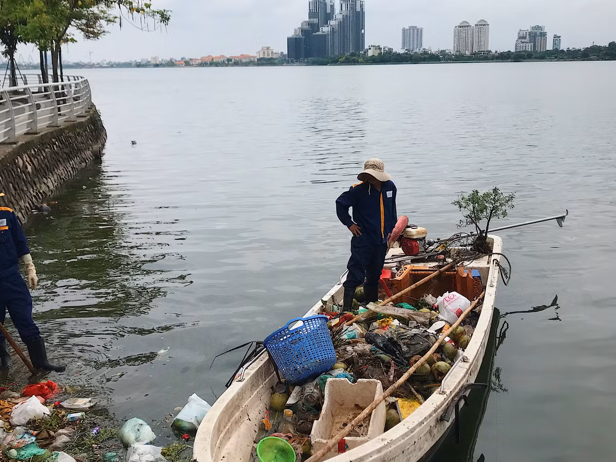 Rác thải bốc mùi hôi thối gây ảnh hưởng nghiêm trọng đến môi trường cũng như cuộc sống của các hộ dân xung quanh, đặc biệt vào những ngày nắng nóng.