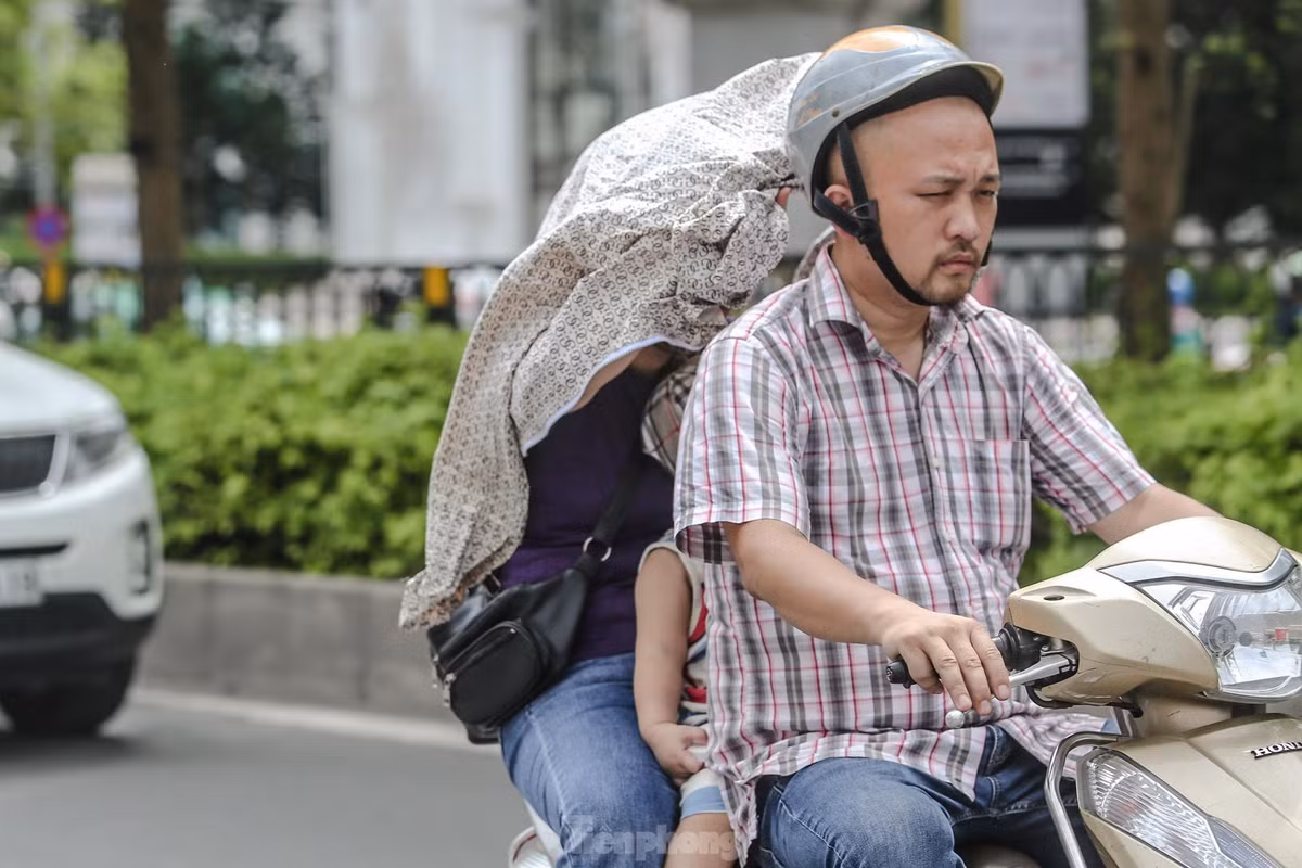 Khi tiếp xúc trực tiếp với ánh nắng có chỉ số UV cực trị ở mức nguy cơ cao có thể gây hại đối với cơ thể con người.