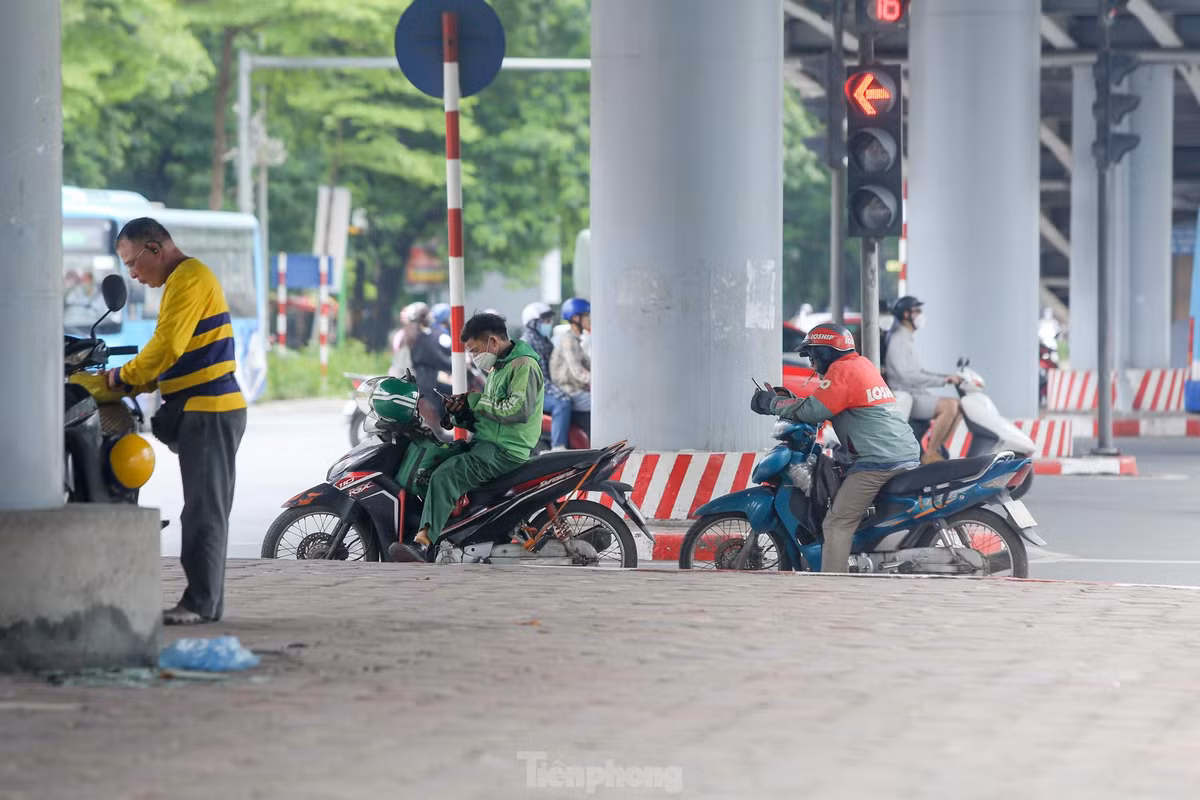 Nhiều người tìm đến bóng râm, chân cầu để tránh nắng.