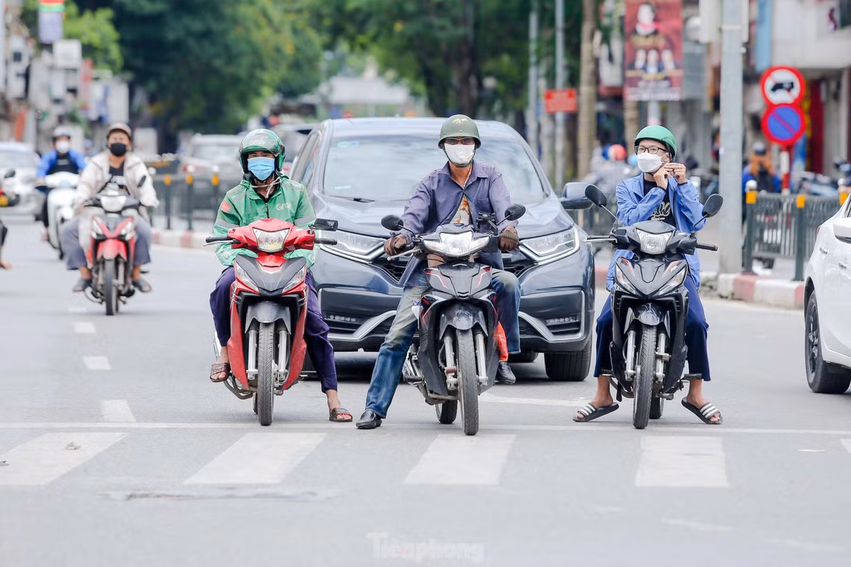 Sau những đợt mưa lớn, Hà Nội đón nắng nóng kéo dài, người dân Thủ đô ra đường ai cũng trùm kín.