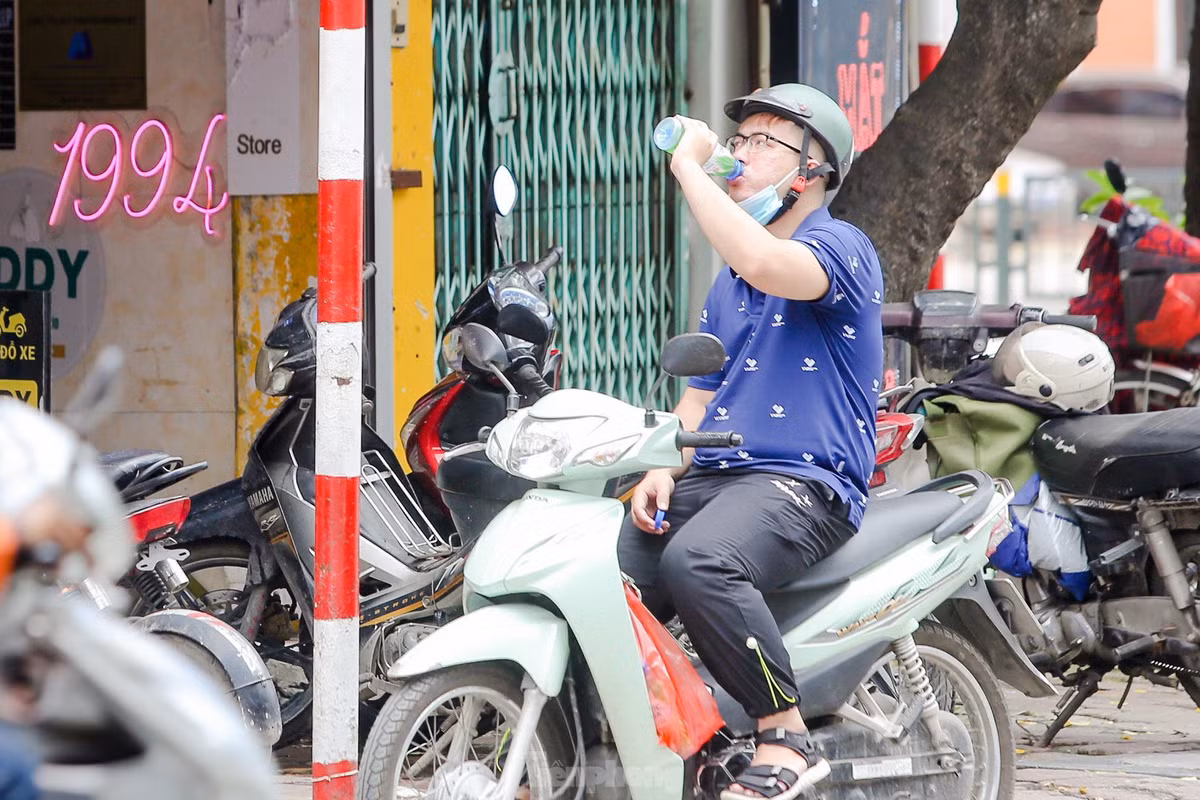 Nắng nóng oi bức khiến cơ thể khát khô, cần tiếp nước liên tục.