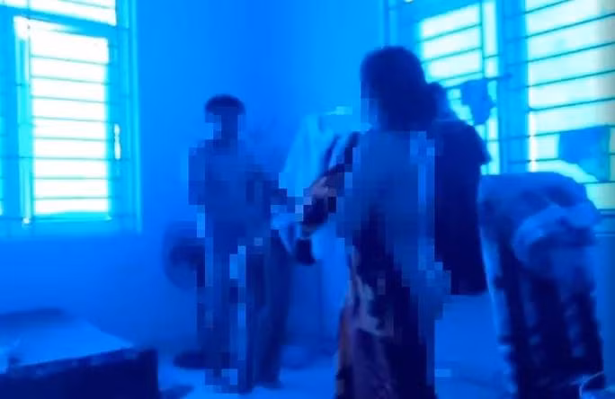 Chu tich xa bi to ngu voi vo nguoi khac tai tru so: Nhan vat chinh len tieng