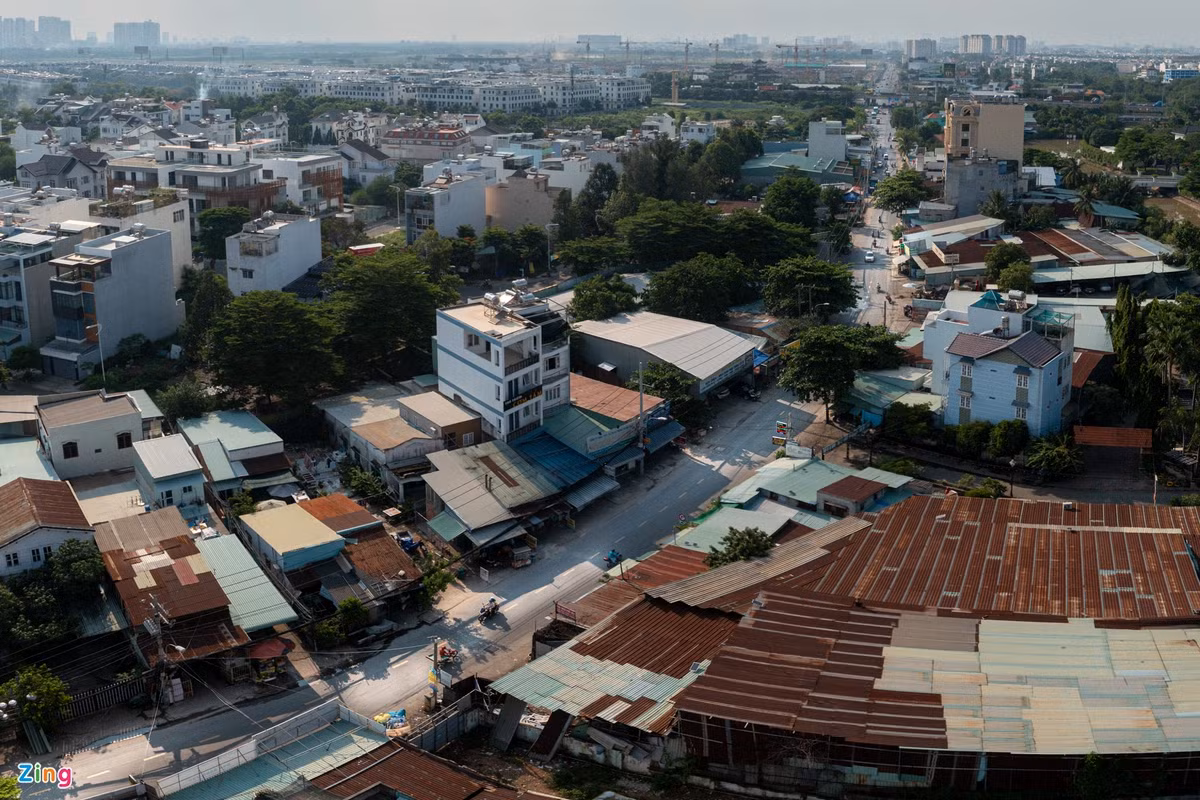 Cùng tuyến, đoạn giao với đường Nguyễn Duy Trinh (TP Thủ Đức) dài hơn 400 m vẫn chưa được mở rộng do vướng mặt bằng. Chị Khánh Nga (TP Thủ Đức, sống tại đây hơn 15 năm) chia sẻ: "Địa phương nhiều lần mời chúng tôi để thông báo chuyện thu hồi đất, nhưng việc đền bù và khi nào rời đi thì chưa được rõ".