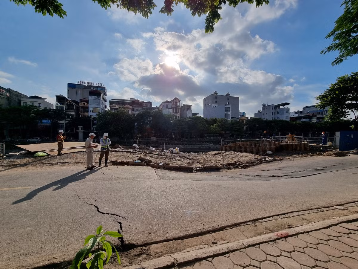Hiện trường điểm sút lún tại số 413 phố Vũ Tông Phan. Ngay khi nhận được tin báo từ người dân trên địa bàn, lãnh đạo phường Khương Đình đã khẩn trương thành lập đoàn kiểm tra, phối hợp với Thanh tra giao thông quận Thanh Xuân lập biên bản đơn vị thi công và yêu cầu khắc phục sự cố trước 5 giờ sáng 15/6/2022. Cũng theo cán bộ phường Khương Đình, diện tích lún võng mặt đường Vũ Tông Phan rộng khoảng 23 m, điểm lún sâu nhất khoảng 1 m. Lực lượng chức năng đã rào chắn, cấm đường, hướng dẫn các phương tiện chủ động lưu thông theo hướng khác. Nguyên nhân sự cố đang được điều tra làm rõ.