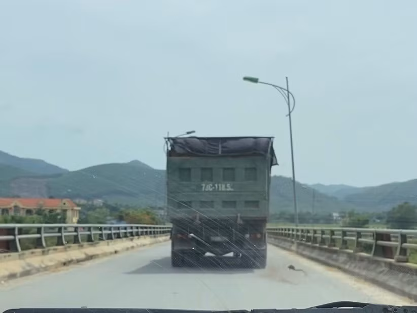 Quang Binh: Nghi van xe tai cty An Binh Phat ngang nhien cho qua tai, 
