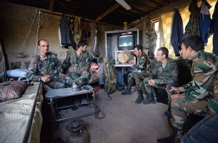 Với sự yểm trợ của Không quân Nga, Quân đội Syria đã mở nhiều đợt tấn công và bước đầu đã chiếm được một số ngôi làng quanh Aleppo. Ảnh: Binh sĩ Quân đội Syria nghỉ ngơi.