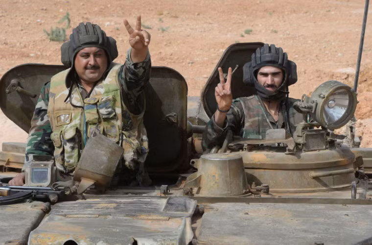 Binh sĩ Quân đội Syria giơ ngón tay biểu tượng “chiến thắng”.