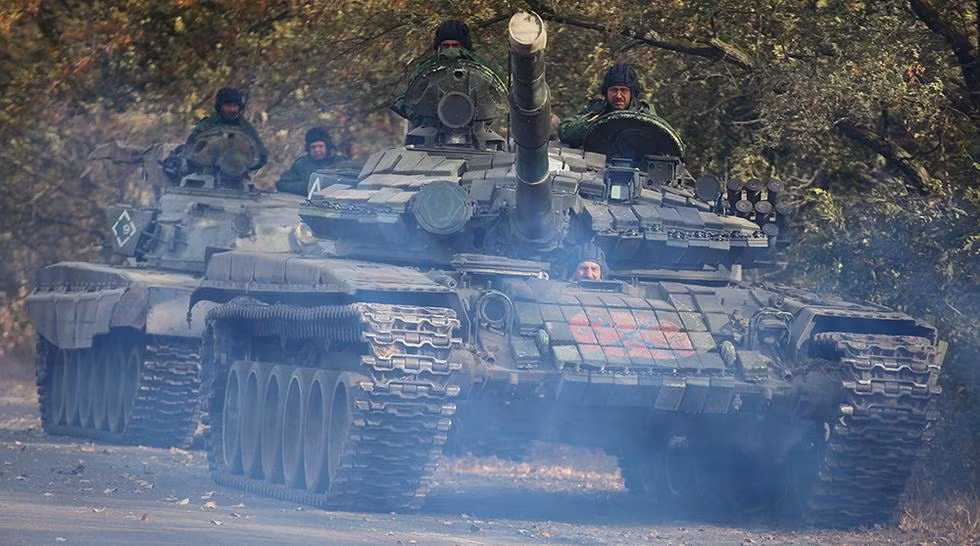 Các loại xe tăng huy động cho đợt huấn luyện của dân quân miền đông Ukraine gồm T-64 và T-72. Ảnh: Xe tăng T-72B1 (đi trước) và T-72M1 (đi sau, không có giáp ERA) của lực lượng nổi dậy ở miền đông Ukraine.