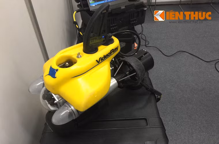 Trên ROV được trang bị hai chân vịt nhỏ, đèn chiếu sáng LED, camera màu…có thể hoạt động ở độ sâu tối đa 300m, tốc độ tối đa 4,2 hải lý/h. Nó có thể đáp ứng các nhiệm vụ rà phá thủy lôi, cứu hộ cứu nạn trên biển, nghiên cứu khoa học, khảo sát đáy biển, tìm kiếm xác tàu đắm…