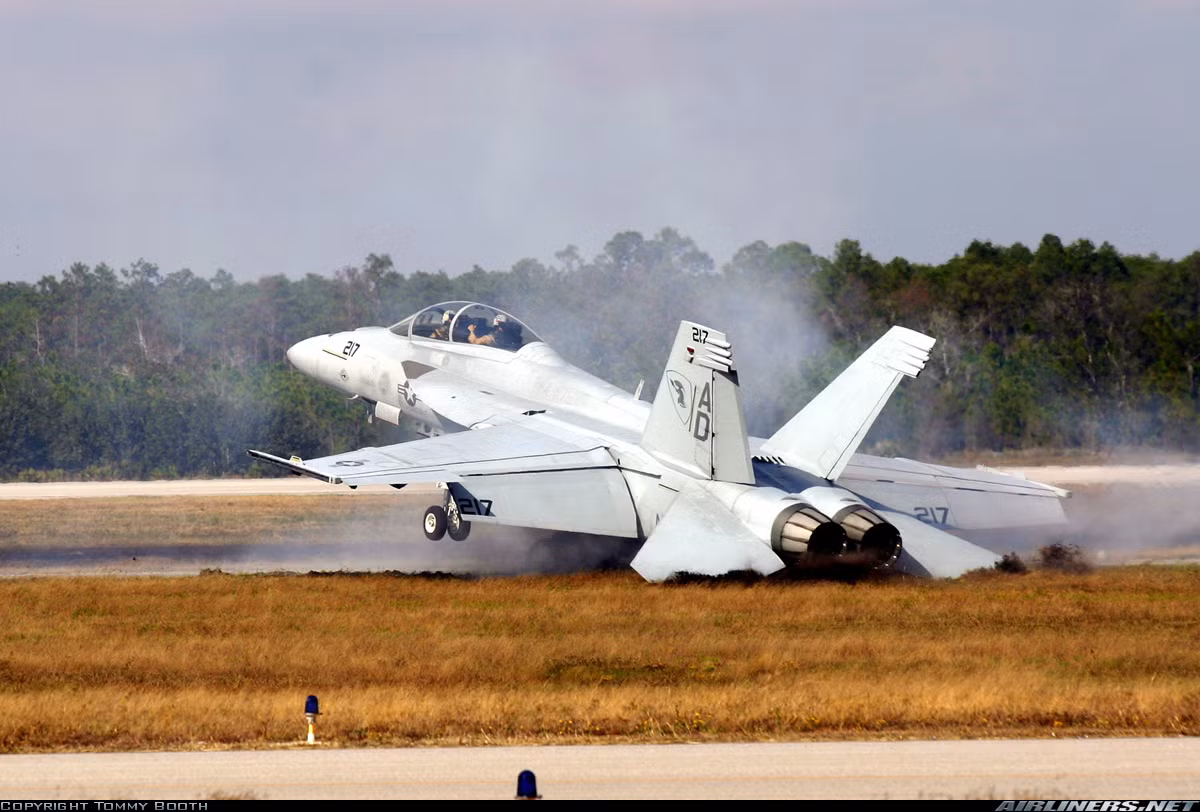 Ác mộng kinh hoàng: 6 tháng, 9 chiếc F/A-18 tan xác Ac mong kinh hoang: 6 thang, 9 chiec F/A-18 tan xac