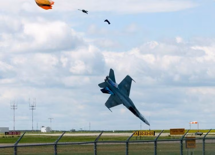 Có thể điểm qua một số vụ tai nạn gần đây liên quan tới F/A-18 Hornet: hai chiếc F-18 Hornet của Thủy quân Lục chiến Mỹ gặp nạn ở Miramar, gần TP San Diego vào hôm 9/11; ngày 25/10 một chiếc Hornet của Không quân Thụy Sĩ cũng gặp nạn; ngày 27/7 một chiếc F/A-18 của phi đội Blue Angels, Không quân Mỹ bị rơi.