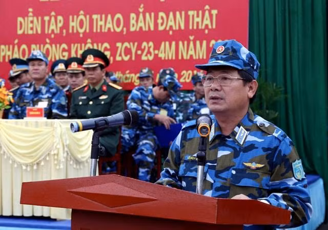 Vừa qua, tại Trung tâm Huấn luyện quân sự quốc gia khu vực 1 (TB-1), Quân chủng PK-KQ đã tổ chức diễn tập, hội thao, bắn đạn thật pháo phòng không, ZSU-23-4M năm 2016. Qua đó, nhằm đánh giá kết quả huấn luyện chiến đấu của các đơn vị và chất lượng vũ khí, khí tài trang bị; đồng thời rút ra những bài học kinh nghiệm về công tác chỉ đạo, tổ chức thực hiện nhiệm vụ huấn luyện, công tác chỉ huy, hiệp đồng, công tác bảo đảm của người chỉ huy và cơ quan các cấp. Ảnh: Trung tướng Lê Huy Vịnh - Ủy viên BCH Trung ương Đảng, Tư lệnh Quân chủng phát biểu khai mạc.