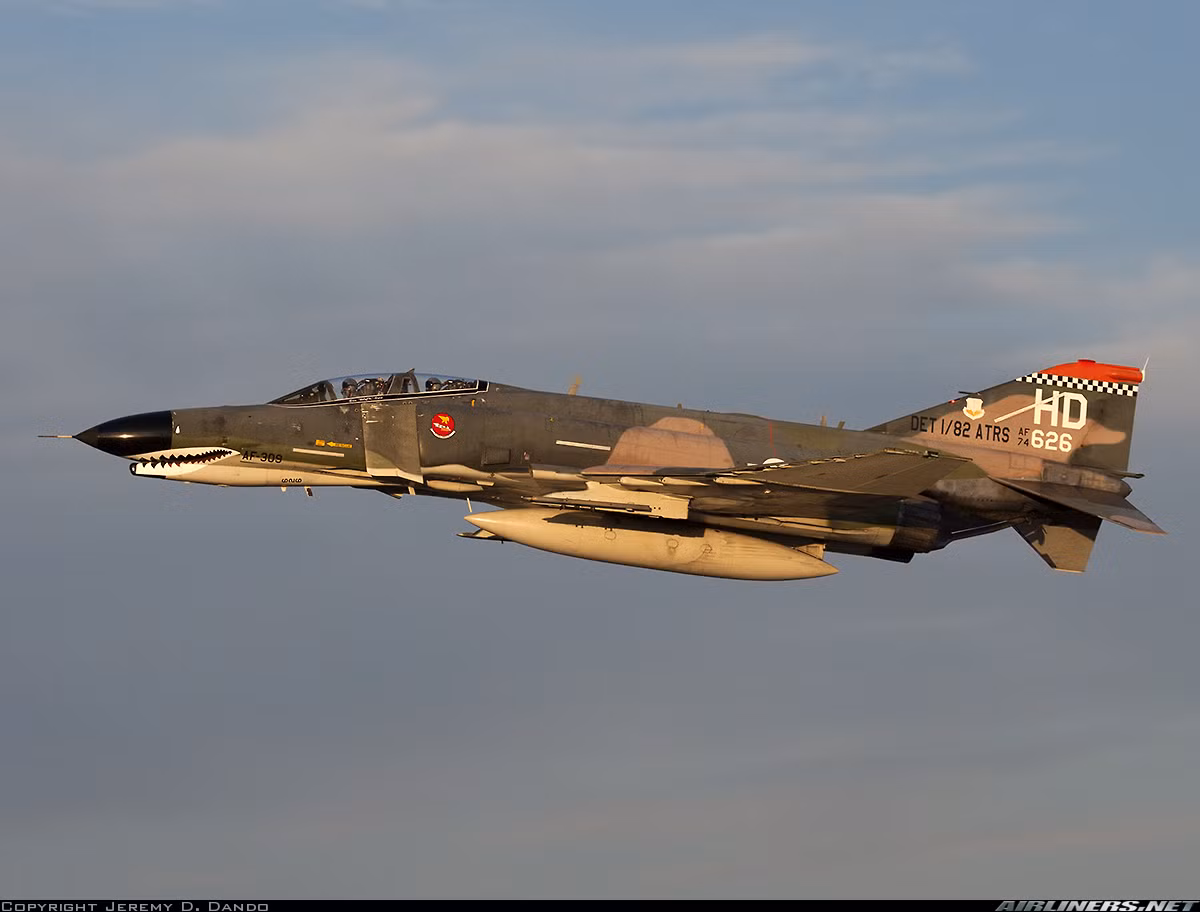 Phiên bản F-4E (QF-4E) được trang bị động cơ J79 cho tốc độ tối đa 2.370km/h, bán kính bay 680km, tầm bay cực đại 2.600km, trần bay 18,3km, vận tốc leo cao 210m/s. Nguồn ảnh: Airlines.net
