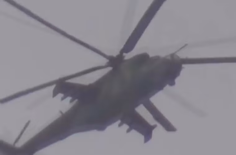 Rất ngạc nhiên khi chiếc Mi-24V không mang vũ khí, có thể nó đã bắn hết rocket hoặc là đang làm nhiệm vụ trinh sát.