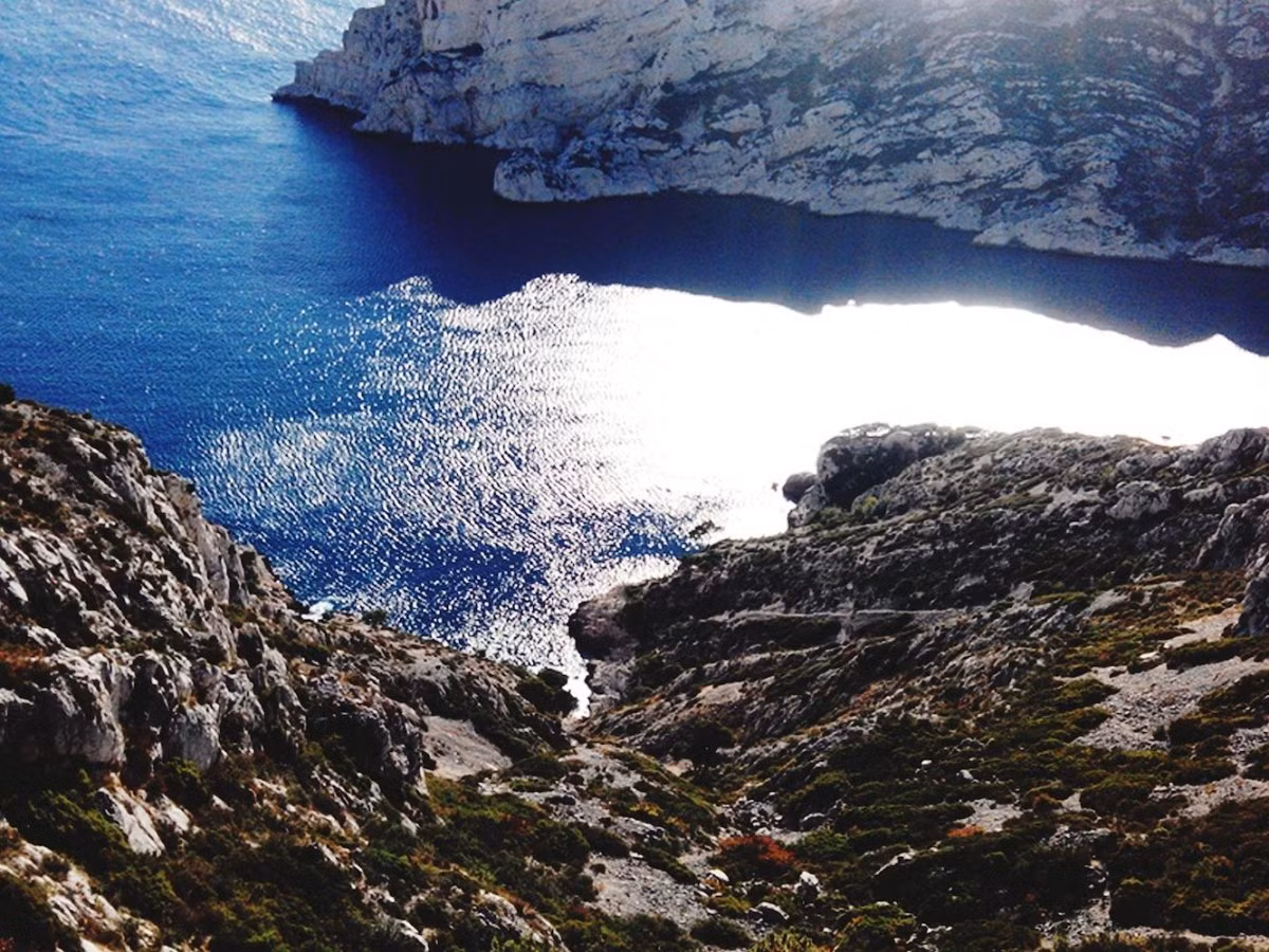 Dãy Les Calanques là điểm du lịch dành cho người ưa mạo hiểm. Với chiều dài hơn 30km, Les Calanques tại Pháp được UNESCO công nhận là di sản thế giới.