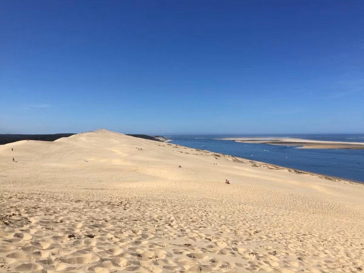 Đặt chân tới đụn cát cao nhất Châu Âu - Dune du Pilat, bạn sẽ được chiêm ngưỡng vẻ đẹp hùng vĩ của gió cắt và tận hưởng ánh mặt trời chan hòa. Đây cũng là địa điểm lý tưởng cho những bạn yêu thích môn dù lượn.