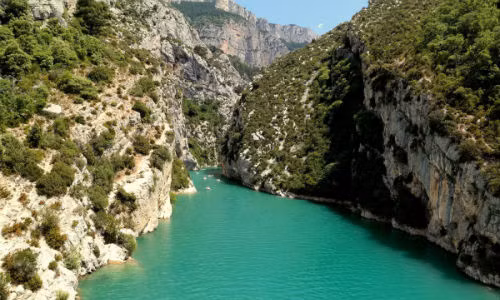 Khi đi du lịch Pháp, bạn đừng quên bỏ qua Verdon Gorge - hẻm núi sông ở phía Đông nam nước Pháp. Với chiều dài 25km, sâu 700 mét, Verdon Gorge được coi là hẻm núi đẹp nhất tại Châu Âu. Du khách tới đây có thể đi thuyền kayak, leo núi và dù lượn.