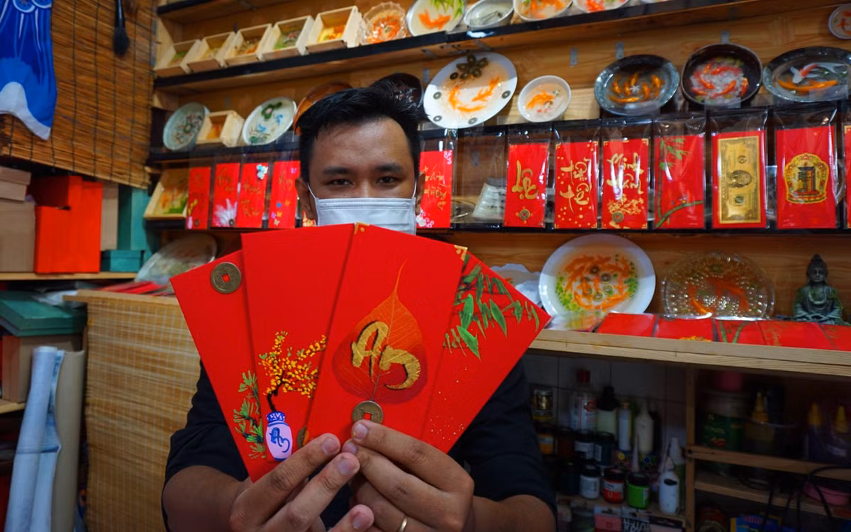 Phúc, Lộc, Thọ, Bình an...là những cụm từ rất phổ biến anh Đạt đã sử dụng trong bộ sản phẩm bao lì xì của mình. Hơn nữa, tiền lì xì theo chữ Hán là Lợi thị. Cụm từ này có ý nghĩa là được tiền. Do đó, tiền lì xì là tiền đem lại cái may mắn, điều lành, điều tốt cho trẻ em dịp đầu năm. Phong bao còn tượng trưng cho sự kín đáo, không so bì hơn thua, tránh dẫn đến những xích mích không đáng có.