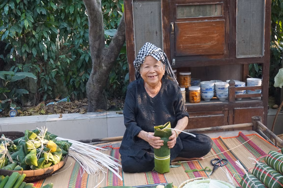 Cụ Nguyễn Thị Ích (81 tuổi, ở Nhị Bình, Hóc Môn, TPHCM) người hơn 30 năm giữ nghề gói bánh tét tâm sự: “Tôi gắn bó với nó bởi đây là nét đẹp truyền thống, cố gắng giữ nghề của ông cha không bị mai một. Giờ bọn trẻ có ai gói bánh nữa đâu!” 