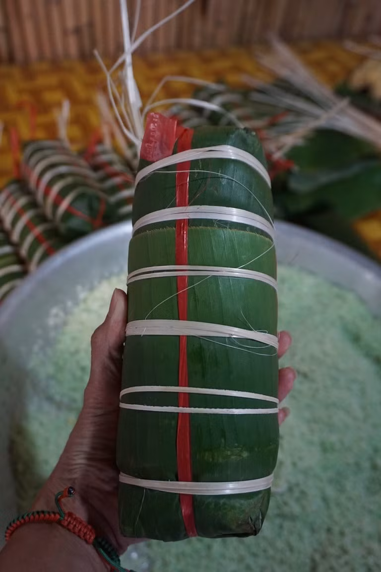 Chiếc bánh thành phẩm trước khi đưa đi luộc. 