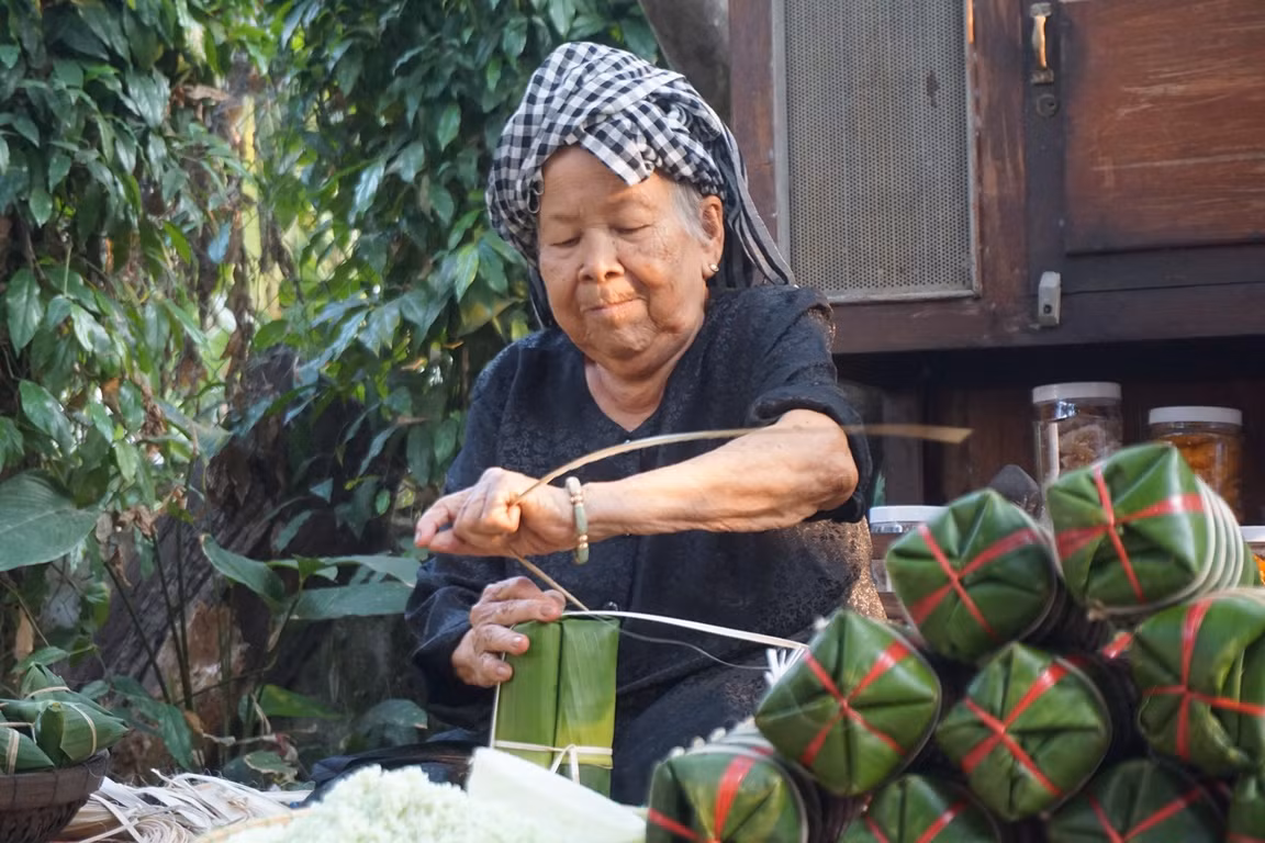 Để đảm bảo chất lượng của bánh, cụ phải chọn loại nếp thái ngon và thịt ba rọi để gói. Loại bánh tét đặc biệt có giá 100.000 đồng/ đòn, nhân bánh gồm đậu xanh, thịt ba rọi và hột vịt muối. Các loại bánh tét bình dân có giá 60.000 đồng/đòn.