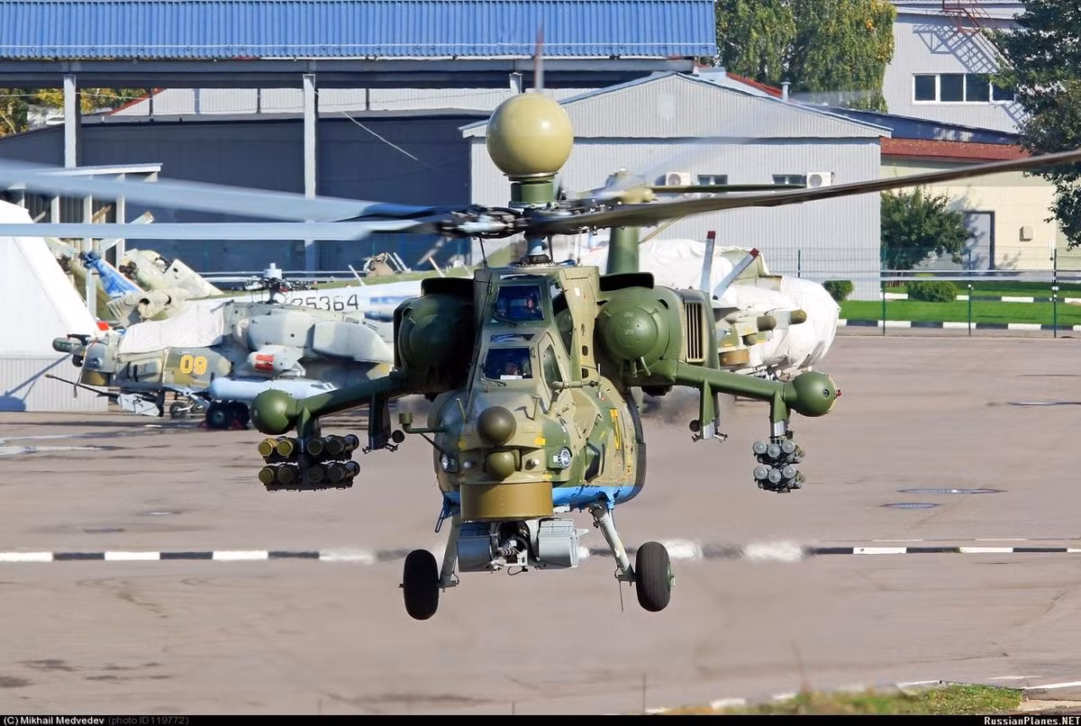 Trực thăng tấn công Mi-28NM được trang bị radar sóng mm trên đỉnh cánh quạt chính, camera-TV hồng ngoại và đo xa laser.