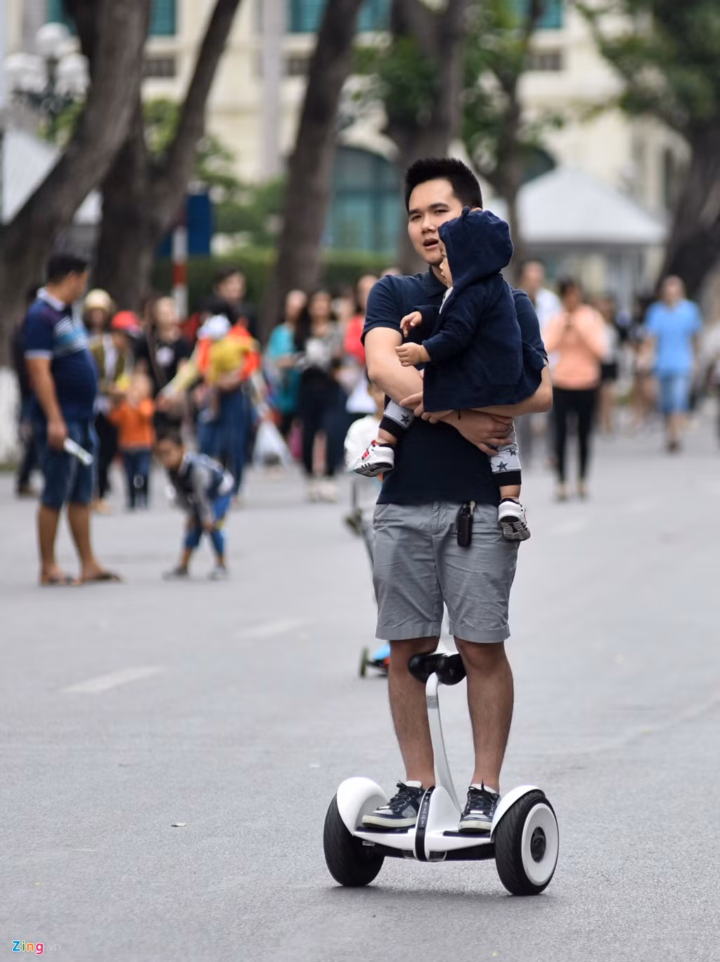 Nhiều người còn bế theo trẻ em, khiến những ai chứng kiến không khỏi lo ngại.