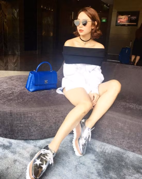 Túi xách Chanel khoảng 80 triệu đồng, giày Stella McCartney trị giá khoảng 16 triệu đồng. 